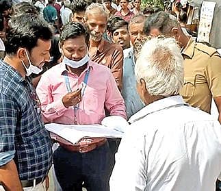 குடியாத்தம் கவுன்டன்யா ஆற்றின் கரையோரம் காவல் துறையின் பாதுகாப் புடன் ஆக்கிரமிப்பு வீடுகள் குறித்து கணக்கெடுப்பு நடத்திய வருவாய் துறையினர்.