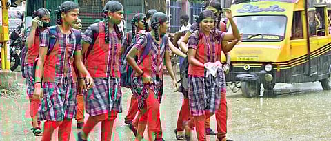 தூத்துக்குடி மாவட்டத்தில் நேற்று பள்ளிகளுக்கு தாமதமாக  விடுமுறை அறிவிக்கப்பட்டதால் மாணவிகள் மழையில் நனைந்தவாறு வீடுகளுக்கு திரும்பிச் சென்றனர். 		       		            படம் : என்.ராஜேஷ்.