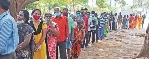 கிருஷ்ணகிரி அரசு ஆண்கள் மேல்நிலைப்பள்ளியில் நடந்த 13-வது கரோனா தடுப்பூசி முகாமில் நீண்ட வரிசையில் காத்திருந்து கரோனா தடுப்பூசியை செலுத்திக் கொண்ட மக்கள்.