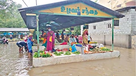பலத்த மழையால் திருச்செங்கோடு உழவர் சந்தை வளாகத்தில் குளம்போல் மழைநீர் தேங்கி நிற்கிறது.