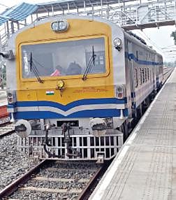 சேலம்-விருத்தாசலம் ரயில்வே மின்பாதையில் நேற்று சோதனை  ஓட்டம் நடைபெற்றது. இதையடுத்து, ஆத்தூர் ரயில் நிலையத் துக்கு வந்த மின்சார ரயில் இன்ஜின்.