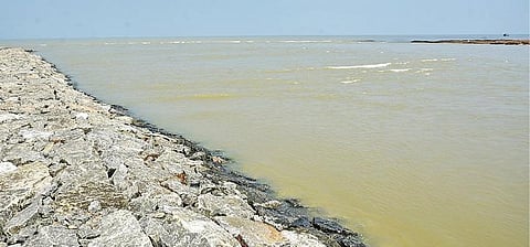 ராமநாதபுரம் அருகே ஆற்றாங்கரையில் கடலில் கலக்கும் வைகை ஆற்று தண்ணீர்.படம்: எல்.பாலச்சந்தர்