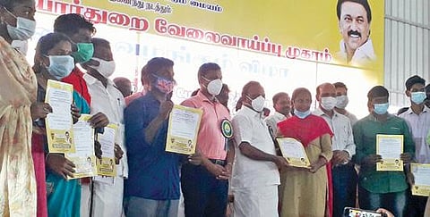 திட்டக்குடியில் நடைபெற்ற வேலை வாய்ப்பு முகாமில் பணி ஆணை வழங்கும் அமைச்சர் சி.வெ.கணேசன்.