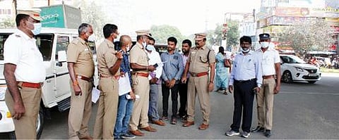 தமிழக அரசின் இன்னுயிர் காப்போம் திட்டத்தின் கீழ், கிருஷ்ணகிரியில் விபத்து தடுப்பது குறித்து அலுவலர்கள் ஆய்வு மேற்கொண்டனர்.