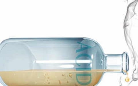 திருமணம் செய்வதாக ஏமாற்றிய காதலன் மீது ஆசிட் வீசிய பெண்