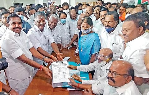 சென்னை ராயப்பேட்டையில் உள்ள அதிமுக தலைமை அலுவலகத்தில், அக்கட்சியின் ஒருங்கிணைப்பாளர், இணை ஒருங்கிணைப்பாளர் பதவிக்கு நேற்று வேட்புமனு தாக்கல் செய்த ஓ.பன்னீர்செல்வம், கே.பழனிசாமி. உடன் கட்சியின் மூத்த நிர்வாகிகள்.படம்: ம.பிரபு