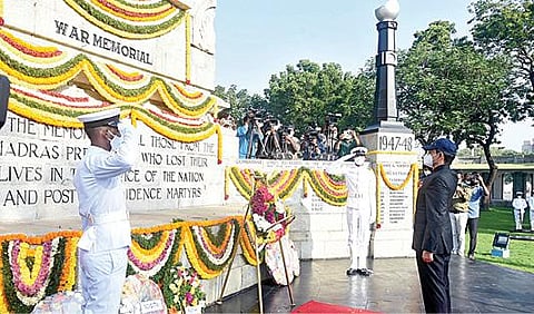 கடற்படை தினத்தை முன்னிட்டு, சென்னை ராஜாஜி சாலையில் உள்ள போர் வீரர்கள் நினைவிடத்தில் மலர்வளையம் வைத்து தமிழக ஆளுநர் ஆர்.என்.ரவி நேற்று அஞ்சலி செலுத்தினார்.படம்: க.பரத்
