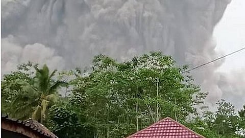 இந்தோனேசியாவில் எரிமலை வெடித்ததால் அதன் சாம்பல் 40 அடி உயரத்திற்கு எழும் காட்சி