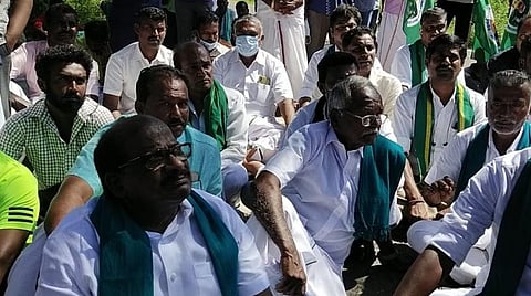 தமிழக- கேரள எல்லையில் 5 மாவட்ட விவசாயிகள் மறியல் : போக்குவரத்து பாதிப்பு