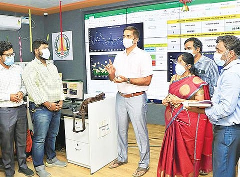 வேலூர் மாநகராட்சி அலுவலகத்தில் இயங்கி வரும் 24 மணி நேர கரோனா கட்டுப்பாட்டு மையத்தை மாவட்ட ஆட்சியர் குமாரவேல் பாண்டியன் நேற்று பார்வையிட்டு ஆய்வு செய்தார். அருகில், மாவட்ட சுகாதார பணிகள் துணை இயக்குநர் பானுமதி, மாநகர் நல அலுவலர் மணிவண்ணன் உள்ளிட்டோர்.