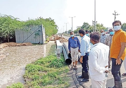 தூத்துக்குடி முத்தம்மாள் காலனி பகுதியில் 10 நாட்களுக்கு மேலாகியும் வடியாமல் தேங்கி நிற்கும் மழைநீர்.(வலது) தூத்துக்குடி தனசேகரன் நகர் பகுதியில்  தேங்கியுள்ள மழைநீரில் பாசி படர்ந்து சுகாதார சீர்கேடு உருவாகியுள்ளது. அப்பகுதி மக்கள் சிரமப்படுகின்றனர்.