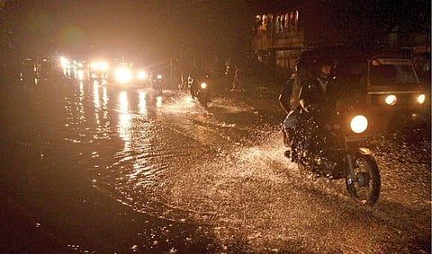 கரிவலம்வந்தநல்லூரில் டாஸ்மாக் கடையை வெள்ளம் சூழ்ந்த நிலையில், மதுபிரியர்கள் இடுப்பளவு தண்ணீரில் நடந்து சென்று மது வாங்கினர்.