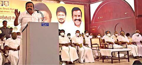 சேலத்தில் மத்திய மற்றும் கிழக்கு, மேற்கு மாவட்ட திமுக அவசர செயற்குழுக் கூட்டம் நடைபெற்றது. இதில், அமைச்சர் கே.என் நேரு பேசினார். உடன் மத்திய மாவட்ட திமுக செயலாளர் எம்எல்ஏ ராஜேந்திரன், மாவட்ட பொறுப்பாளர்கள் சிவலிங்கம் (கிழக்கு), செல்வகணபதி (மேற்கு), எம்பி பார்த்திபன் உள்ளிட்டோர்.	             படங்கள்: எஸ். குரு பிரசாத்