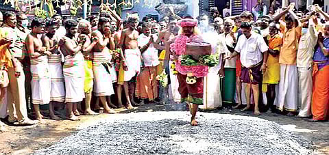 ஈரோடு சின்னமாரியம்மன் கோயில் குண்டம் திருவிழாவில், பக்தர்களுக்கு அனுமதி இல்லாத நிலையில், பூசாரி குண்டம் இறங்கினார்.
