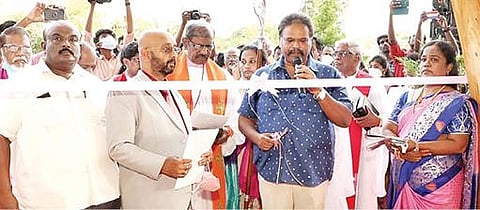 அமெரிக்கன் கல்லூரி சத்திரப்பட்டி வளாகத்தில் பேராயர் கிறிஸ்டோபர் ஆசீர் நினைவு சிற்றாலயத்தை  திறந்து வைத்த ஆயர் மன்றப் பொதுச் செயலர்  பெர்னாண்டஸ் ரத்தினராஜ். உடன் கல்லூரி முதல்வர் தவமணி கிறிஸ்டோபர் உள்ளிட்டோர்.