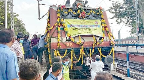 மானாமதுரை ரயில் நிலையத்தில் மின்சார ரயிலை வழியனுப்பி வைத்த ரயில்வே பயணிகள்.