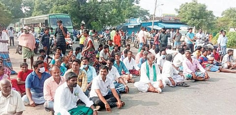 கடலூர்-சிதம்பரம் சாலையில் காரைக்காடு அருகே பொதுமக்கள் சாலைமறியல் போராட்டத்தில் ஈடுபட்டனர்.