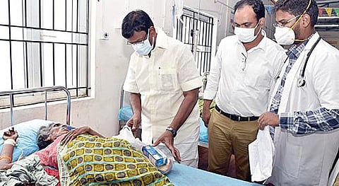 திருவள்ளூர் அரசு மருத்துவக் கல்லூரி மருத்துவமனையில் சிகிச்சை பெற்று வருபவர்களை பால்வளத் துறை அமைச்சர் நாசர், சந்தித்து நலம்  விசாரித்தார். உடன், மாவட்ட ஆட்சியர் ஆல்பி ஜான் வர்கீஸ் உள்ளிட்டோர்.