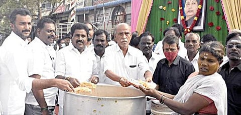 செங்கல்பட்டு அருகே சிங்கப்பெருமாள் கோவிலில் ஜெயலலிதா நினைவு தினத்தையொட்டி அன்னதானம் வழங்கப்பட்டது.