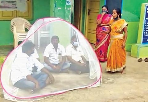 கொசுவலைக்குள் அமர்ந்து வார்டு உறுப்பினர்கள் தர்ணா :