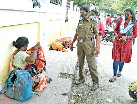 திருப்பூரில் கஞ்சா விற்கப்படுவதாக புகார் -  சாலையோரம் வசிக்கும் பெண்களிடம் சோதனை :