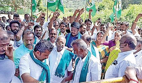 கேரள எல்லையில் உள்ள லோயர்கேம்ப் பகுதியில் மறியல் போராட்டத்தில் ஈடுபட்ட 5 மாவட்ட விவசாயிகள் சங்கத்தினர்.