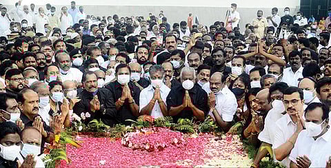 ஜெயலலிதா நினைவிடத்தில் மலர்கள் தூவி அஞ்சலி செலுத்திய அமமுகபொதுச் செயலர் டிடிவி.தினகரன். உடன், அக்கட்சியின் நிர்வாகிகள், தொண்டர்கள்.படங்கள்: க.பரத்