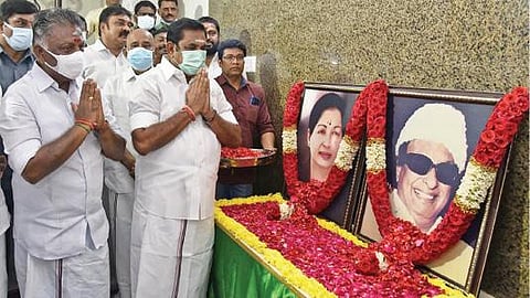 வேட்புமனு தாக்கலின்போது எம்ஜிஆர், ஜெயலலிதா உருவப் படங்களுக்கு மரியாதை செலுத்திய ஓபிஎஸ், இபிஎஸ்.