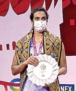 பிடபிள்யூஎஃப் உலக டூர் பைனல்ஸ் தொடரில் வெள்ளிப் பதக்கம் வென்ற இந்தியாவின் பி.வி.சிந்து.