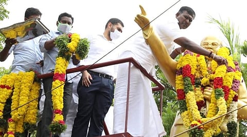 காரைக்காலில் அம்பேத்கர் சிலைக்கு மாலை அணிவித்து மரியாதை செலுத்திய புதுச்சேரி அமைச்சர் ஏ.கே.சாய் ஜெ.சரவணன் குமார்.