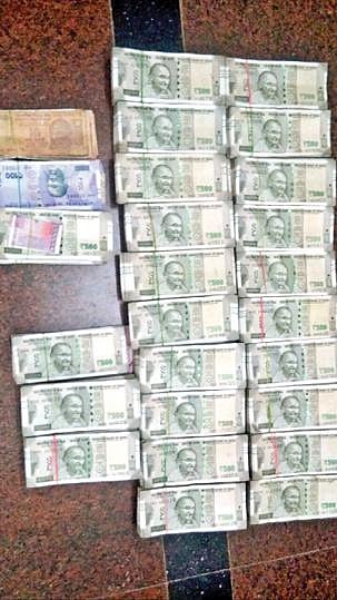 செல்வகுமார் வீட்டில் பறிமுதல் செய்யப்பட்ட பணம். உள்படம்: நகராட்சி பொறியாளர் செல்வகுமார்.