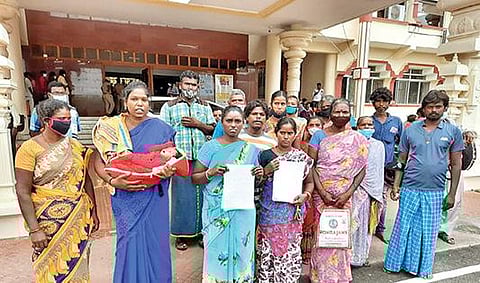 வீட்டு மனை பட்டா கேட்டு மனு கொடுக்க வந்த பழங்குடி இருளர்கள்.