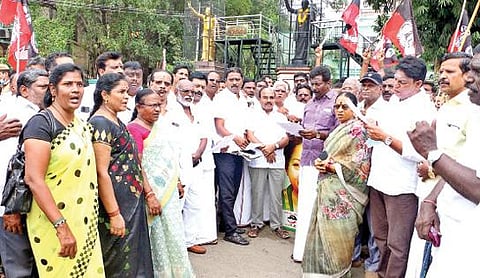 வேலூர் அண்ணா சாலையில் உள்ள மாநகராட்சி மண்டல அலுவலகம் எதிரே நேற்று  கண்டன ஆர்ப்பாட்டத்தில் ஈடுபட்ட அதிமுகவினர்.