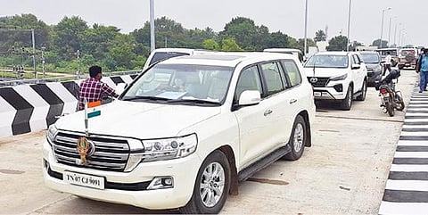 தி.மலையில் ரயில்வே மேம்பாலத்தை பொதுப்பணி துறை அமைச்சர் எ.வ.வேலு நேற்று ஆய்வு செய்தார். அருகில், மாவட்ட ஆட்சியர் பா.முருகேஷ் உள்ளிட்டோர். அடுத்த படம்: ரயில்வே மேம்பாலம் திறப்பு விழா காண்பதற்கு முன்பாக அணிவகுத்த அமைச்சர் மற்றும் அதிகாரிகளின் வாகனங்கள்.  படங்கள்: இரா.தினேஷ்குமார்.