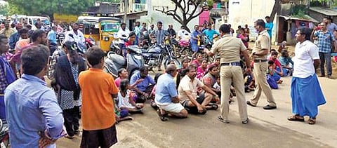 தூத்துக்குடி- ராமேசுவரம் சாலையில் மறியல் போராட்டத்தில் ஈடுபட்ட ஆரோக்கியபுரம் பகுதி மக்கள். 		 படம்: என்.ராஜேஷ்