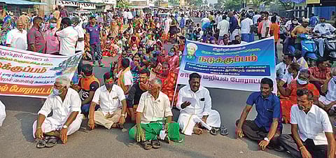 கோட்டக்குப்பம் அருகே சாலை மறியலில் ஈடுபட்ட மீனவர்கள்.