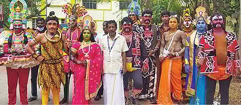 விழுப்புரம் ஆட்சியர் அலுவலகத்திற்கு மனு கொடுக்க வந்த நாடக கலைஞர்கள்.