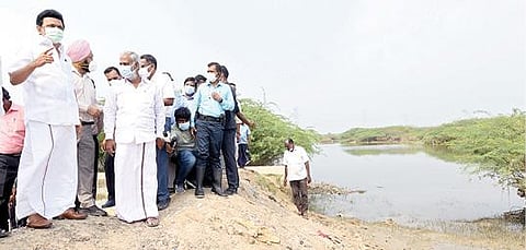 வெள்ளத்தால் பாதிக்கப்பட்ட மணலி புதுநகர், வடிவுடையம்மன் நகர் பகுதியில் மேற்கொள்ளப்பட்ட சீரமைப்புப் பணிகளை நேற்று ஆய்வு செய்தார் முதல்வர் மு.க.ஸ்டாலின். உடன், அமைச்சர் பி.கே.சேகர்பாபு, மாநகராட்சி ஆணையர் ககன்தீப் சிங் பேடி உள்ளிட்டோர்.