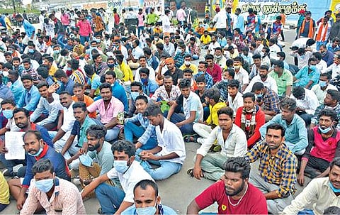 எருதுவிடும் விழா நடத்த கூடுதல் நேரம் வழங்கக் கோரி, கிருஷ்ணகிரி ஆட்சியர் அலுவலகத்தில் தமிழர் பாரம்பரிய மஞ்சு விரட்டு நல சங்கத்தினர் மனு அளிக்க திரண்டு வந்தனர்.