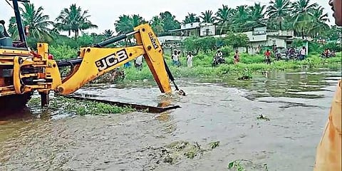 கோபி சுற்றுவட்டாரப் பகுதிகளில் கனமழையால் ஏற்பட்ட வெள்ளப்பெருக்கையடுத்து, கொளப்பலூரில் நீர்வழித்தடங்களில் உள்ள ஆக்கிரமிப்புகளை அகற்றும் பணி நடந்தது.