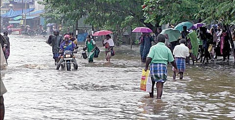 மணப்பாறை பகுதியில் பெய்த கனமழையால் பேருந்து நிலையம் அருகில் பெருக்கெடுத்த வெள்ளம்.