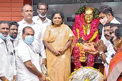 சட்டமேதை டாக்டர் அம்பேத்கரின் 65-வது நினைவு தினம் நேற்று அனுசரிக்கப்பட்டது. இதையொட்டி, சென்னை ராஜா அண்ணாமலைபுரத்தில் உள்ள அம்பேத்கர் மணிமண்டபத்தில் அவரது சிலைக்கு தெலங்கானா ஆளுநர் தமிழிசை சவுந்தரராஜன் மாலை அணிவித்து அஞ்சலி செலுத்தினார். (அடுத்த படம்) விடுதலை சிறுத்தைகள் கட்சித் தலைவர் திருமாவளவன் அஞ்சலி செலுத்தினார். கட்சி நிர்வாகிகள் உடன் இருந்தனர். படங்கள்: பு.க.பிரவீன்