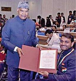 மாற்றுத் திறனாளி நீச்சல் வீரரான முகமது ஷம்ஸ் ஆலம் ஷேக்குக்கு விருது வழங்கும் குடியரசுத் தலைவர் ராம்நாத் கோவிந்த்.