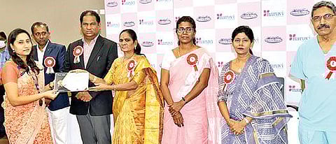 வேலூர் நறுவீ மருத்துவமனையில் நடைபெற்ற எய்ட்ஸ் வார விழா நிகழ்ச்சியில் போட்டிகளில் வெற்றி பெற்றவருக்கு சான்றிதழ் வழங்கிய மருத்துவ பணிகள் இணை இயக்குநர் டாக்டர் கண்ணகி. அருகில், மருத்துவமனையின் தலைவர் ஜி.வி.சம்பத் உள்ளிட்டோர்.