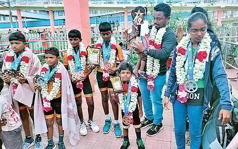 தேசிய அளவிலான ஸ்கேட்டிங் போட்டியில் தங்கம், வெள்ளி மற்றும் வெண்கலம் வென்ற மாணவர்களுக்கு நேற்று ஜோலார்பேட்டை ரயில் நிலையத்தில் சிறப்பான வரவேற்பு அளிக்கப்பட்டது.