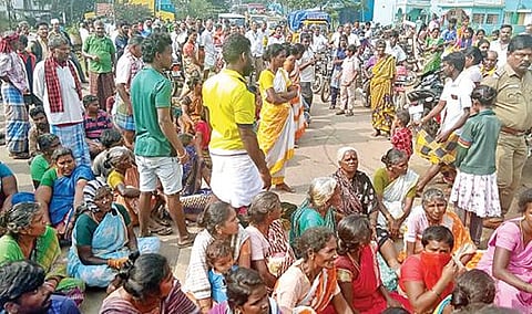 திருப்பத்தூர் அருகே மயான பகுதிக்கு செல்ல பாதை வசதி கேட்டு நேற்று சாலை மறியலில் ஈடுபட்ட பொது மக்கள்.