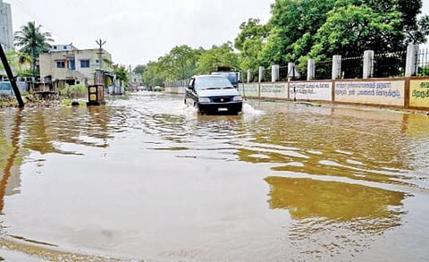 பாளையங்கோட்டையில் பார்வையற்ற  மாற்றுத்திறன் மாணவர்கள் பயிலும் பள்ளிக்கு அருகே சாலையில் மழைநீருடன் கலந்து ஆறாக ஓடும் கழிவு நீர். படம்: மு.லெட்சுமி அருண்