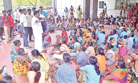 திருநெல்வேலி மாநகராட்சி அலுவலகத்தில் தூய்மைப் பணியாளர்கள் தர்ணாவில் ஈடுபட்டனர். படம்: மு.லெட்சுமி அருண்