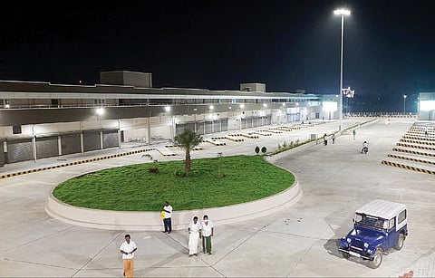 பாளையங்கோட்டையில் மறுகட்டமைப்பு செய்யப்பட்டுள்ள புதிய பேருந்து நிலையம் இன்று திறந்து வைக்கப்படவுள்ளது. (வலது)  விரிவாக்கப் பணிகள் நிறைவடைந்து திறப்பு விழாவுக்கு தயாராக உள்ள திருநெல்வேலி டாக்டர் எம்.ஜி.ஆர். பேருந்து நிலையம் படங்கள். மு.லெட்சுமி அருண்