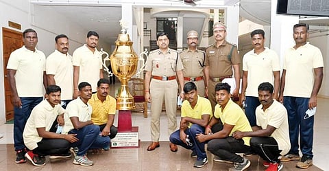 மாநில அளவிலான கபடிப் போட்டியில் முதலிடம் பிடித்த திருச்சி மாநகர காவல் ஆயுதப்படை அணியினரைப் பாராட்டிய காவல் ஆணையர் க.கார்த்திகேயன்.